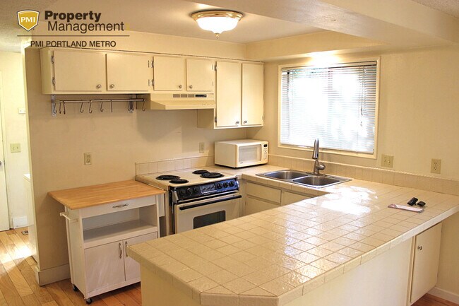 Building Photo - 702 SW 6th Ct