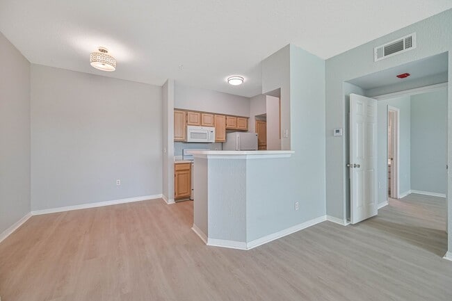 Building Photo - ** RARE 1 bed/1bath Condo in North Bonita ...