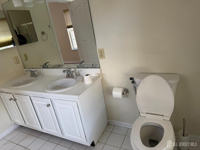 Building Photo - 1301 Dahlia Cir