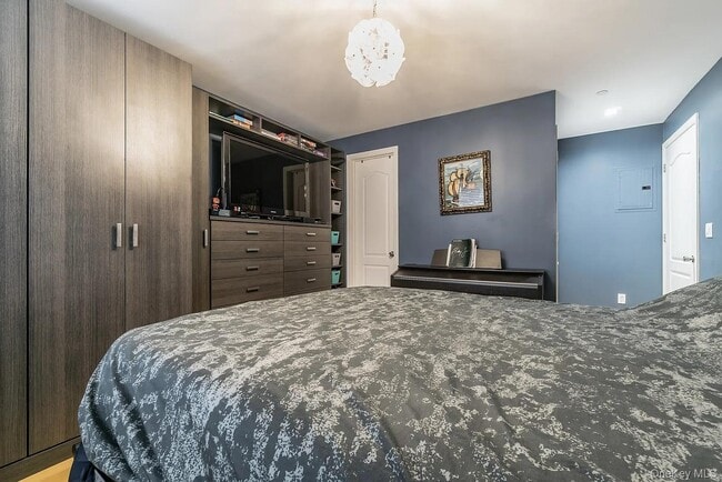 Building Photo - 3360 Shore Pkwy