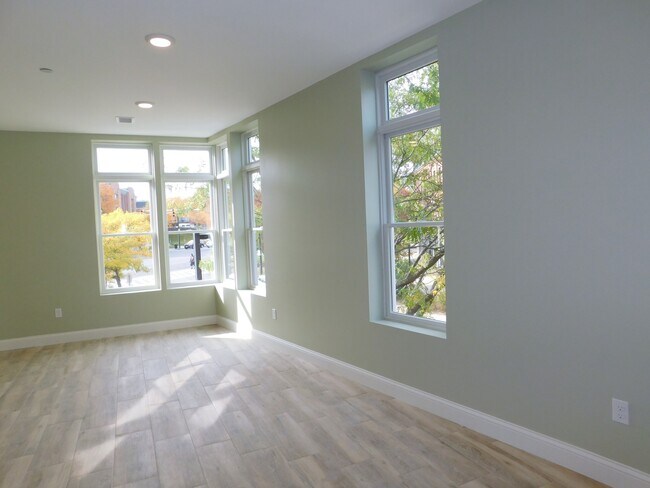 Building Photo - 10 Roxbury St