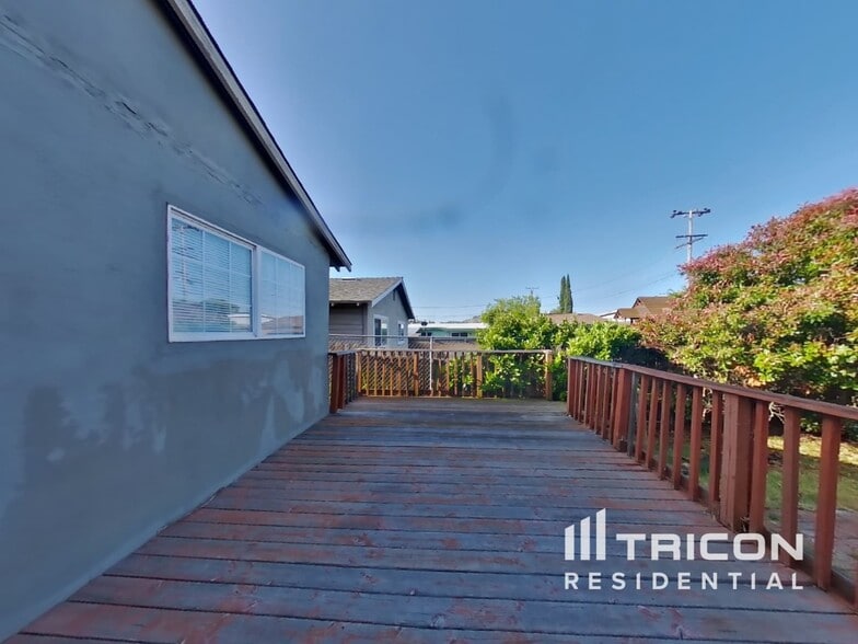 Building Photo - 325 Ladera Dr
