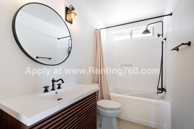 Building Photo - Modern Comfort in Scenic Landers