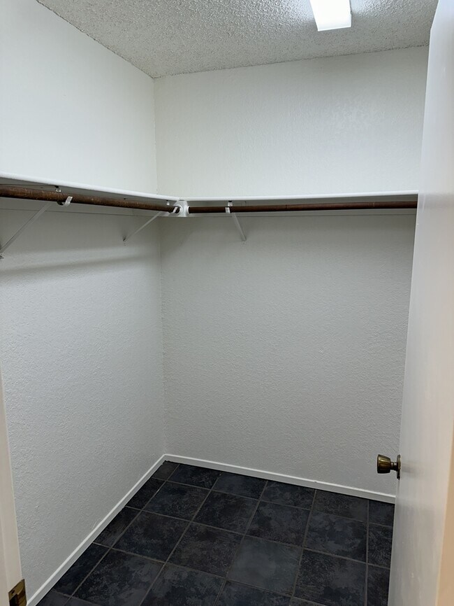 Building Photo - Modesto 3 Bed 2 Bath 2 Car Garage HOA Swim...