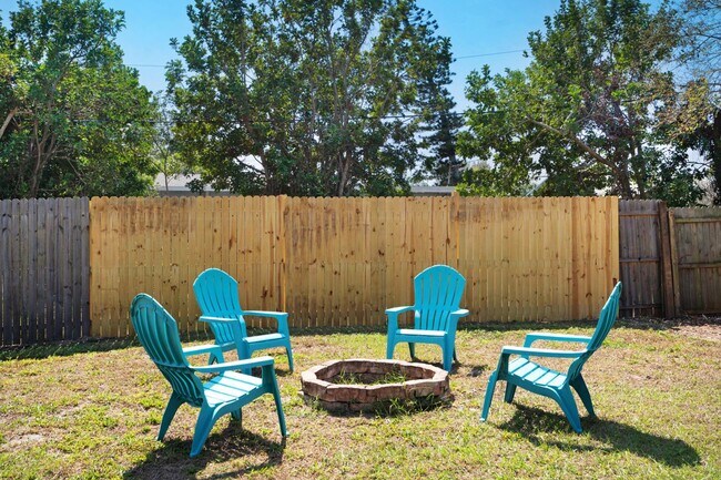 Building Photo - VACA or Short Term Furnished Chic Monthly Rental Home in Bradenton, FL