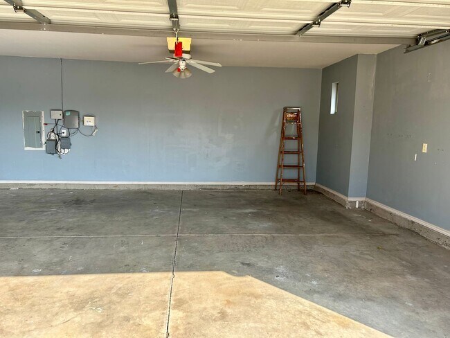 Building Photo - AVAILABLE NOW - $500 OFF FIRST FULL MONTH - Beautiful Home In Edmond School District!