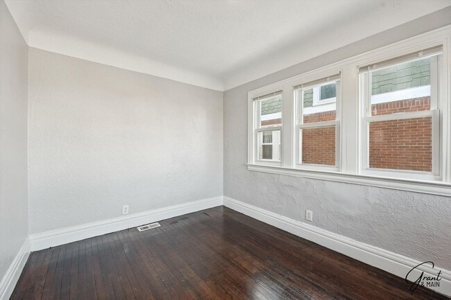 Building Photo - 3 bedroom 2 bath $1375