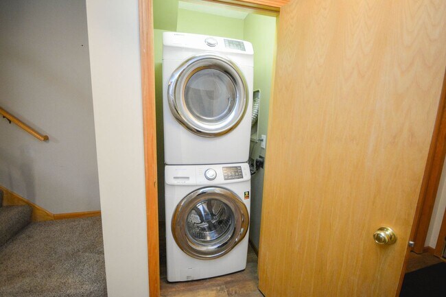 Building Photo - Spacious 2-story townhouse with extra gara...