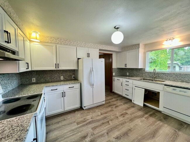 Building Photo - Updated 3BD Rambler w/ Exterior Amenities