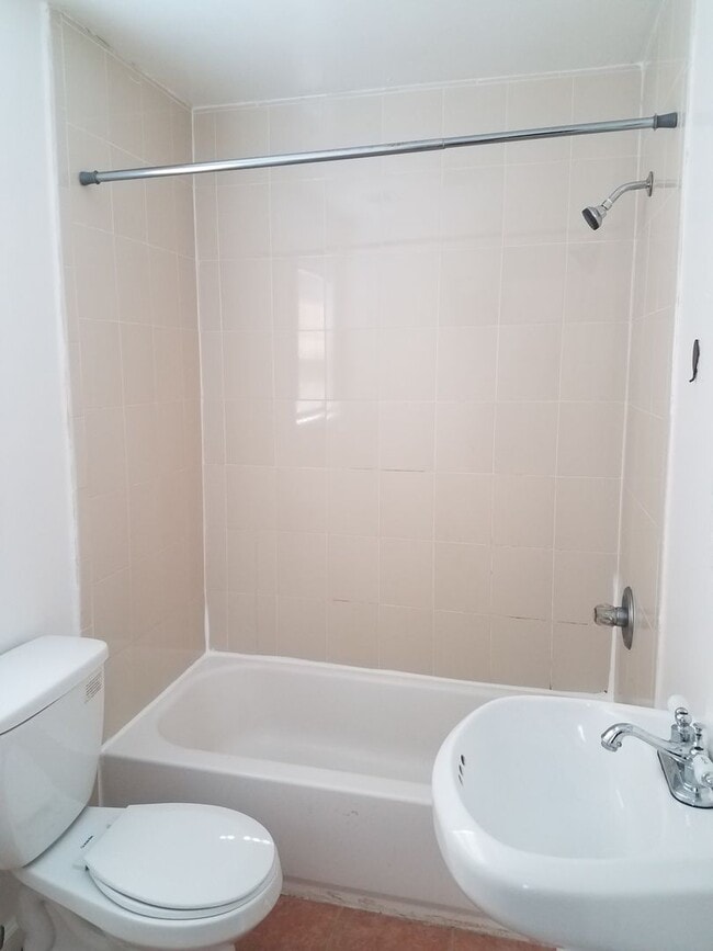 Building Photo - 4 bedroom 2 bath unit within minutes of Old Dominion University