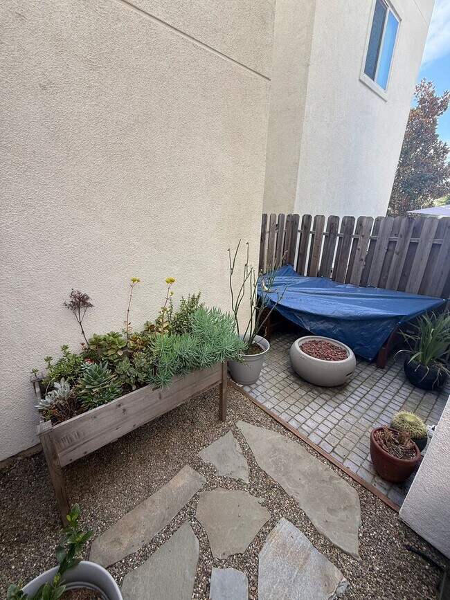 Building Photo - 2 bed | 2.5 bath | 1014 SF | 1 Car Garage | Tri-level condominium| Owner pays WS&G!