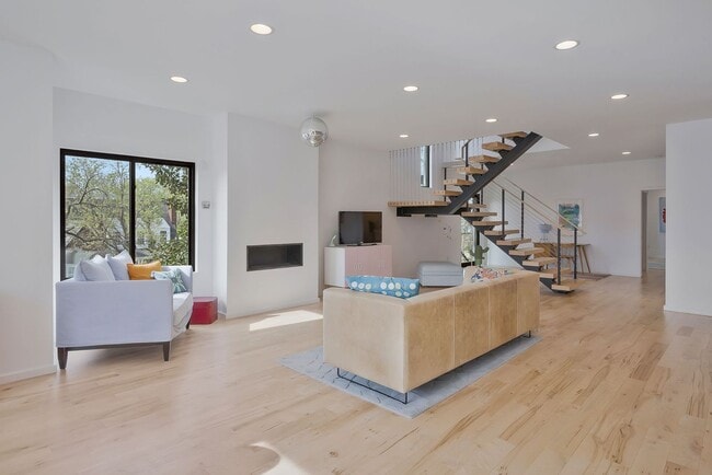 Building Photo - Custom-Built 4 Bed/ 2 Full + 2 Half Bath Modern Home at the base of Love Circle, Fully Furnished,...