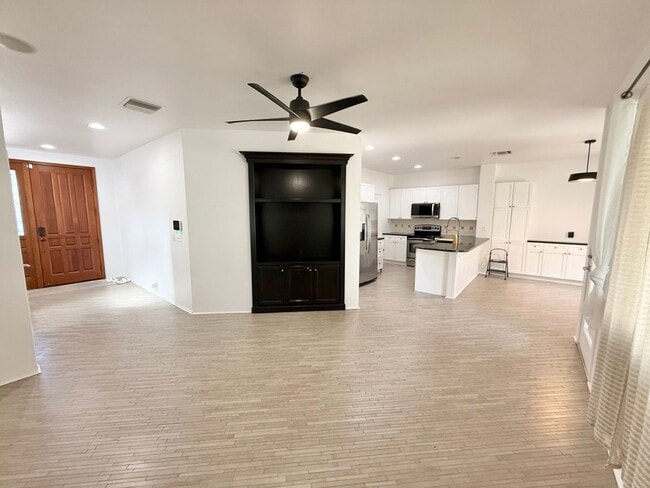 Building Photo - Beautiful 4-Bedroom, 3-Bath Former Model H...