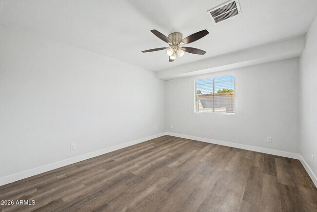 Building Photo - 4214 W Lewis Ave