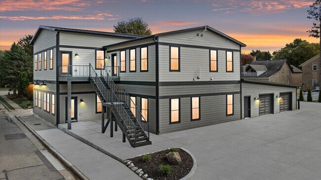 Building Photo - 308 Oak St