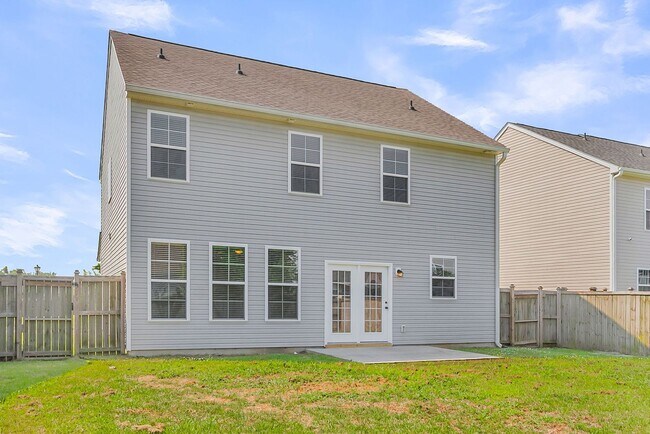 Building Photo - Convenient Location with Modern Amenities