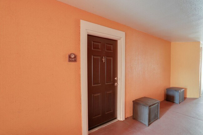 Building Photo - 5455 Vineland Rd