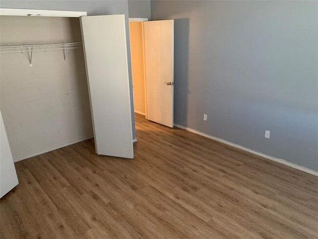 Building Photo - 1006 Hollow Oak Rd