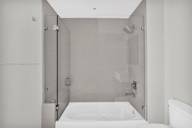 Building Photo - 1010 SW 2nd Ave