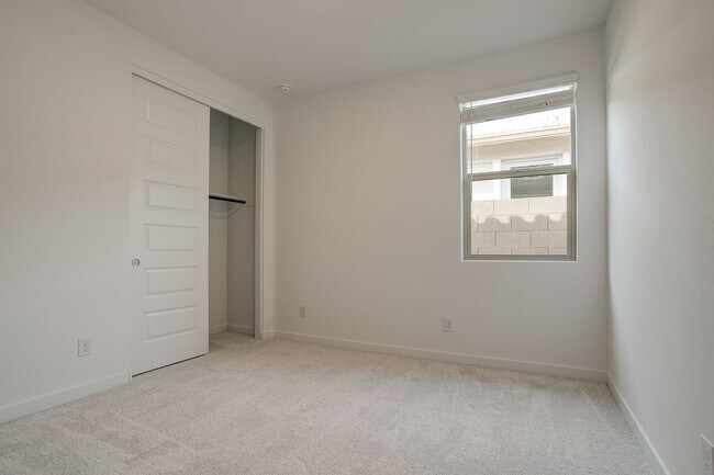 Building Photo - Gorgeous 5 Bedroom Lennar Home built 3 years ago still like new!!!  5 bedrooms in Northern Crossi...