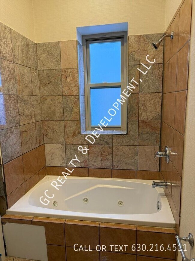 Building Photo - 5816 S Michigan-Unit 2