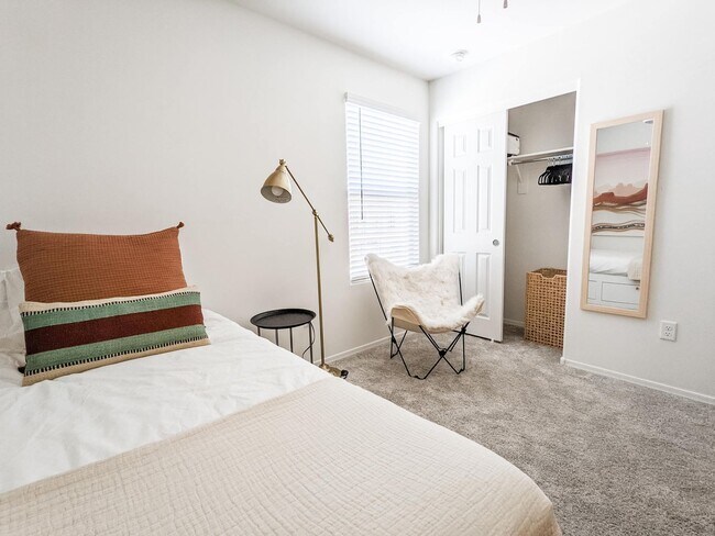 Building Photo - Gorgeous Fully Furnished - PRELEASE August 2026