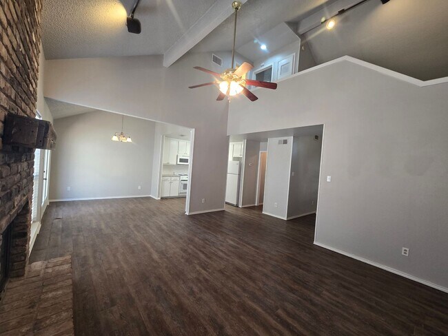 Building Photo - Awesome 2-Story 2/2/2 Townhouse in Southwe...