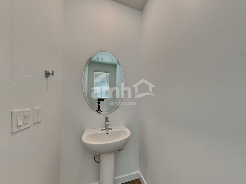 Building Photo - 18450 W El Cortez Pl