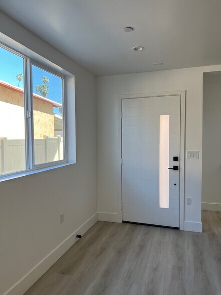 Building Photo - 640 W 45th St