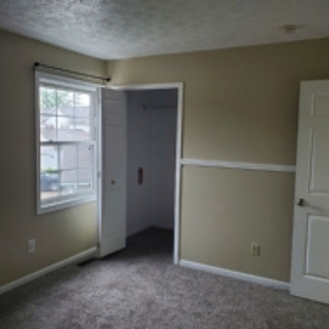 Building Photo - 2/3 Bed Room 1 ½ Townhouse for rent.