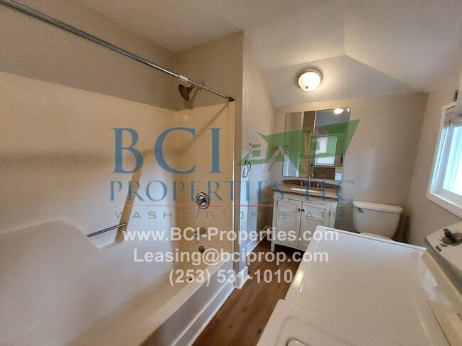 Building Photo - Beautifully remodeled 2 bedroom Duplex nex...