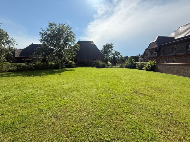 Building Photo - 300 SW Bordeaux Ct