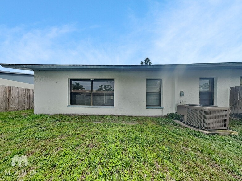 Building Photo - 2024 Sheffield Ct