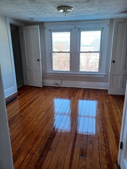 Living room - 252 Elm St