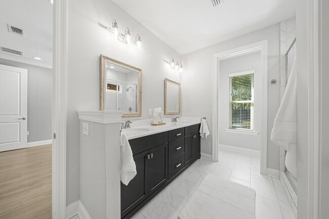 Building Photo - 526 Meadow Lake Dr