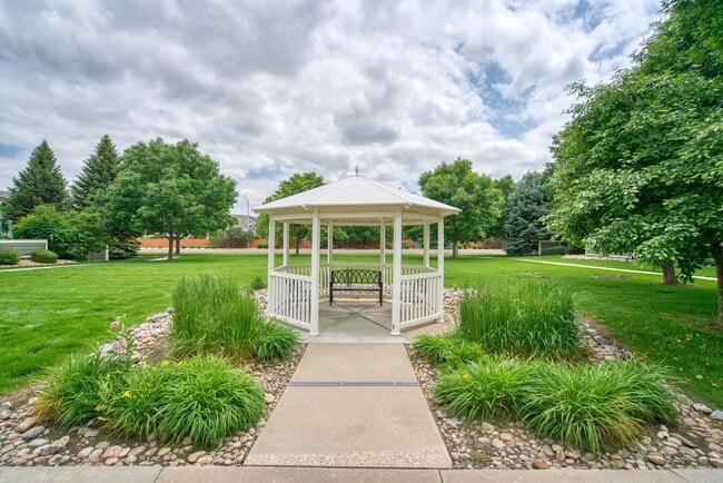 Building Photo - Beautiful Quail Crossing Townhome – Walk t...