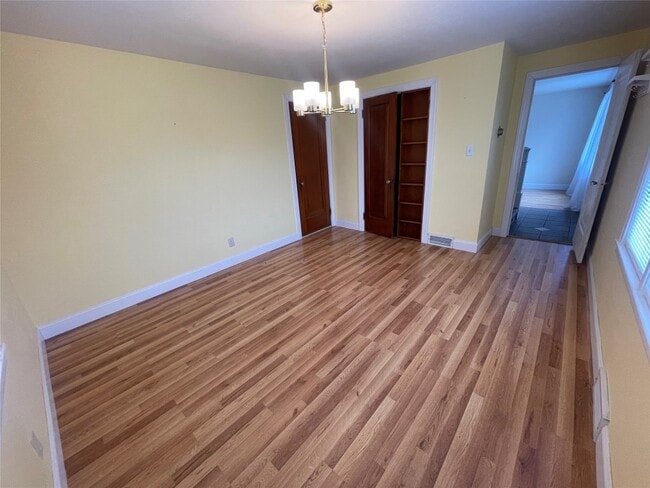 Building Photo - 412 Lyndale Dr