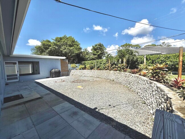 Building Photo - 1615 Crest Dr