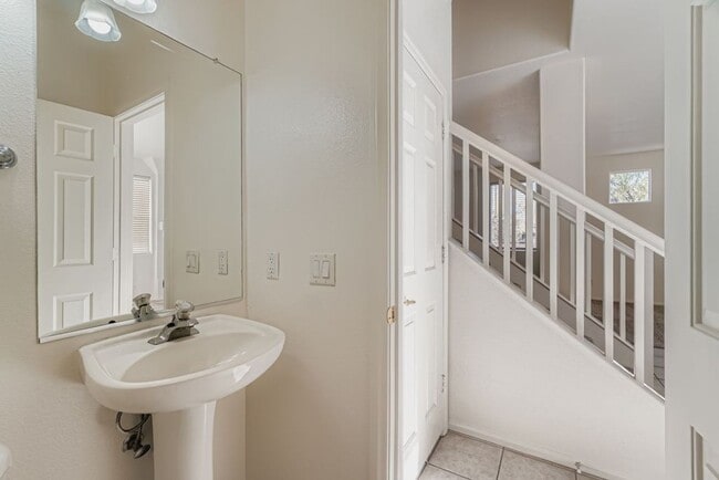 Building Photo - Newly remodeled 3 bedroom Summerlin home!