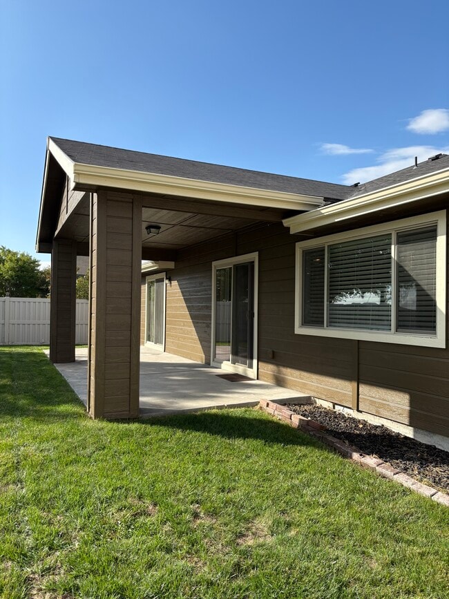 Building Photo - 4694 N Maplestone Ave
