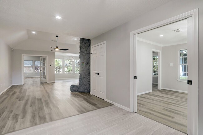 Building Photo - 7098 Shadow Lake Dr