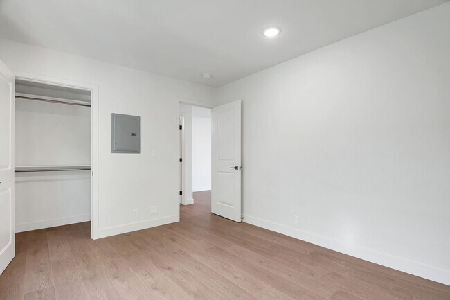 Building Photo - Silver Lantern St. Apts.