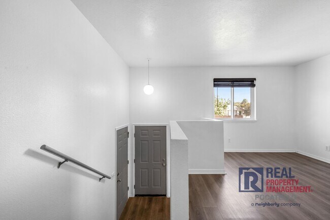 Building Photo - 1215 Cottage Ave