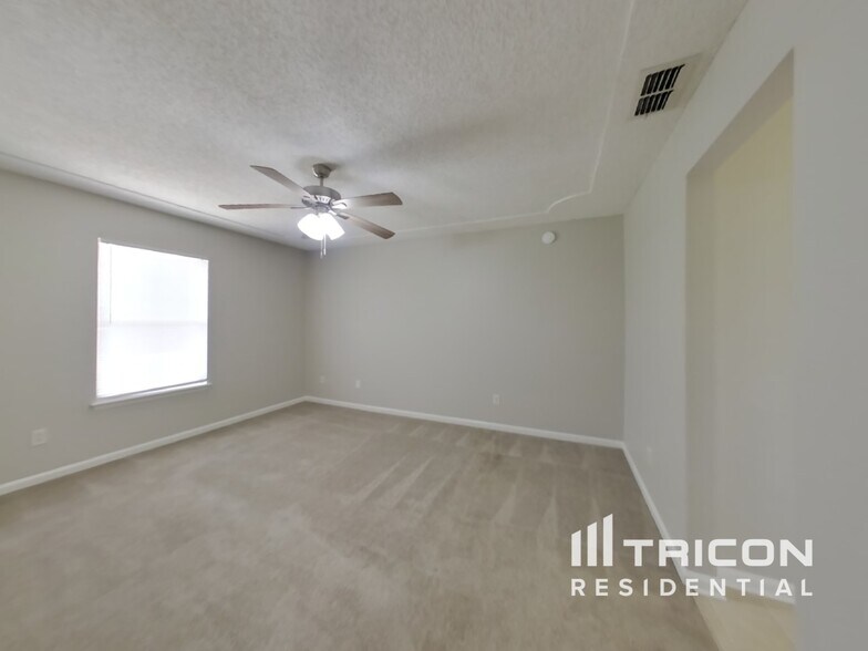 Building Photo - 2640 Glenhaven Dr