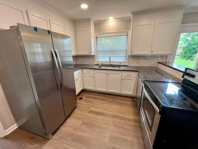 Building Photo - 3BR 1.5BA, All Brick Ranch Home *Fenced Backyard*
