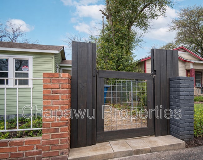 Building Photo - 1323 Lamar St