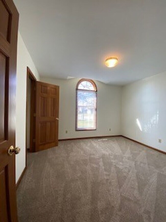 Building Photo - 3 Bedroom/2 Bathroom Home in the Gardens!