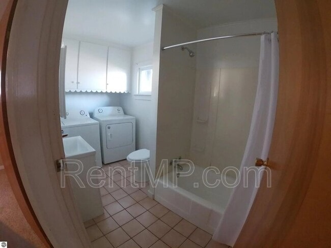 Building Photo - 620 E Gaylord St