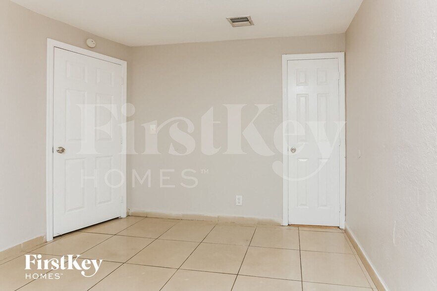 Building Photo - 2230 SW 47th Ave