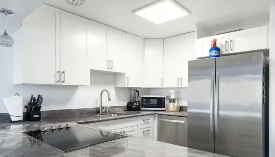 Large Kitchen - 2575 Kuhio Ave